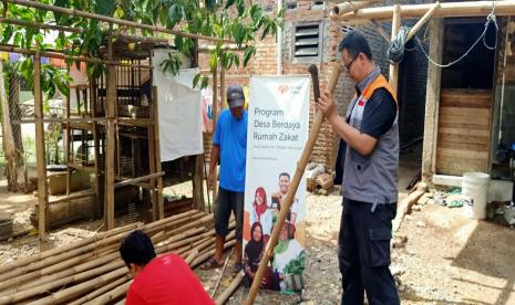 Kelompok Tani (poktan) Jepang Berdaya binaan Rumah Zakat minggu lalu melaksanakan gotong royong untuk memperbaiki kandang tempat ayam poktan, Ahad (18/10).