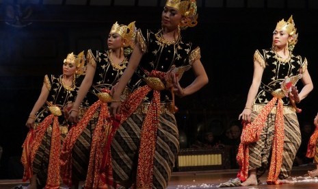 Kelompok tari Tri Ardhika mementaskan 'Bedhaya Minang Kalbu' di ajang 