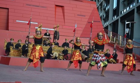 Kelompok tari Widya Luvtari tampil diiringi oleh kelompok Gamelan DanAnda di Southbank, Jumat (15/4).