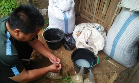 Kelompok ternak di Desa Berdaya sedang membuat lakan ternak sendiri untuk menghemat.