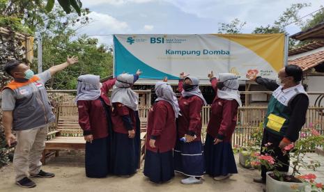 Kelompok ternak Kampung Domba Desa Babajurang, Kecamatan Jatitujuh, Kabupaten Majalengka mendapat kunjungan dari Korwil Jabar 3 Nanang Sutarna, Senin (27/9). Kunjungan Nanang ke Desa Babajurang selain melihat dan memantau project BSI yang dijalankan oleh Relawan Desa Babajurang juga bertujuan untuk sharing program yang ada di Desa Babajurang terkait kolaborasi dengan pemerintah Desa.