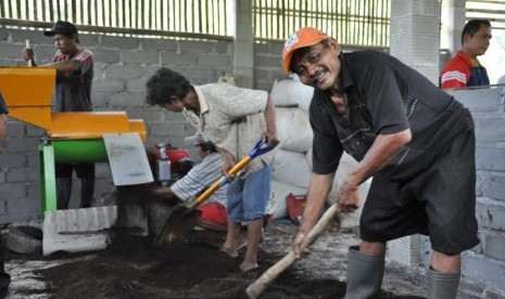 Kelompok Usaha Bersama Rumah Rabuk mampu memproduksi 1 ton pupuk organik padat untuk memenuhi kebutuhan petani di sekitar kelurahan Puloharjo.