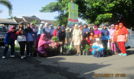 Kelompok Wanita Tani Desa Berdaya Gilingan memanen hasil pertaniannya bersama Rumah Zakat.