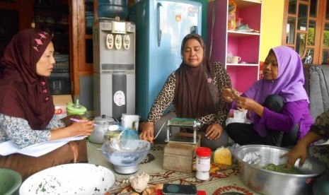 Kelompok Wanita Tani (KWT) Jelita yang merupakan binaan Rumah Zakat di Desa Jogotirto Kecamatan Berbah, Kabupaten Sleman, sukses mengolah tanaman di pekarangan rumahnya menjadi produk makanan dan minuman yang bernilai ekonomi tinggi.