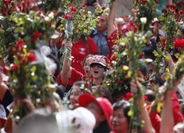 Kelompok kaos merah berdemonstrasi di jalanan Bangkok