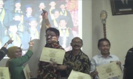 Keluarga Alumni Universitas Gadjah Mada Fakultas Kehutanan (KAGAMAHUT) turut memberi keterangan bahwa Ir. Joko Widodo adalah benar alumni Fakultas Kehutanan Universitas Gadjah Mada angkatan 1980.