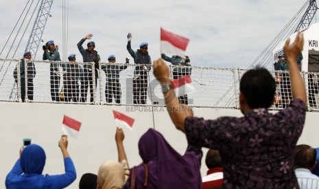  Keluarga anggota Satgas Maritim TNI Kontingen Garuda XXVIII menghadiri apel pemberangkatan di Dermaga Kolinlamil, Tanjung Priok, Jakarta Utara, Senin (11/3).(Republika/Adhi Wicaksono)