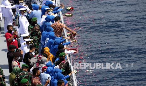 Keluarga awak KRI Nanggala 402 melakukan Tabur Bunga dari geladag Helly KRI Dr Soeharso-990 di perairan utara pulau Bali, Bali, Jumat (30/4/2021). Kegiatan tabur bunga yang diikuti dari 53 keluarga awak KRI Nanggala 402 yang tenggelam diperairan utara Bali itu diwarnai kesedihan keluarga korban. 