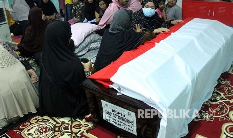 Keluarga berdoa di samping peti jenazah korban kerusuhan Rutan Mako Brimob almarhum Briptu Fandy Setyo Nugroho di rumah duka, di Kompleks Polri, Jatirangga, Bekasi, Jawa Barat, Rabu (9/5). 