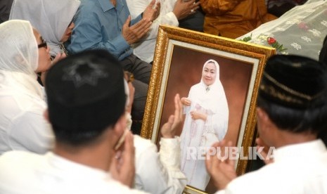  Keluarga bersama para tamu melakukan doa bersama di depan jenazah almarhumah Tutty Alawiyah di Pondok Gede, Bekasi, Rabu (4/5).(Republika/Wihdan Hidayat)