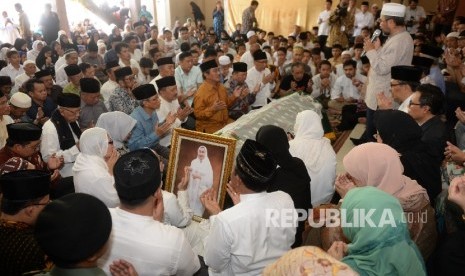 Keluarga bersama para tamu melakukan doa bersama di depan jenazah almarhumah Tutty Alawiyah di Pondok Gede, Bekasi, Rabu (4/5).(Republika/Wihdan Hidayat)