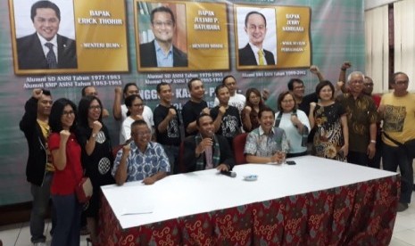 Keluarga besar Asisi berpose bersama. 