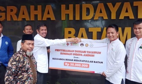 Keluarga besar Hidayatullah Batam menyerahkan bantuan kepada Laznnas BMH Kepri untuk disalurkan kepada korban gempa Ambon.