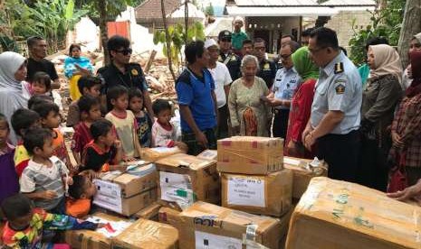 Keluarga Besar Imigrasi (KBI) Pusat Ditjen Imigrasi menyalurkan bantuan kepada warga terdampak bencana di Lombok Barat, Nusa Tenggara Barat (NTB), pada Senin (3/9).