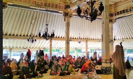 Keluarga Besar Kajian Annisa Yogjakarta bersama dengan Pengajian Keluarga Sakinah Yogjakarta menggelar kegiatan Be Trully Muslimah With Islam Kaffah, Ahad (26/1/2020).