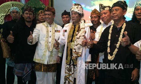 Keluarga Besar Padepokan Pencak Silat Padjadjaran Pusat  Tasikmalaya mendeklarasikan dukungan terhadap pasangan capres-cawapres  nomor urut 01. Deklarsi dukungan kepada Jokowi-Maruf Amin ini dilakukan  bertepatan dengan ulang tahun padepokan perguruan pencak silat Padjadjaran  Pusat ke 49 yang digelar di Aula Padepokan di Jalan Cibalong, Desa  Sirnajaya, Kecamatan Sukaraja, Kabupaten Tasikmalaya, Rabu (30/1). 