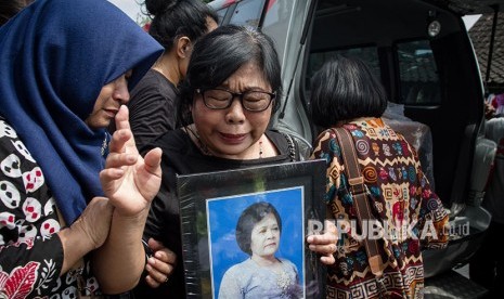 Keluarga beserta kerabat membawa foto Sri Pujiastuti korban bom Surabaya saat mengikuti prosesi pemakaman di TPU Bonoloyo, Solo, Jawa Tengah, Selasa (15/5). 