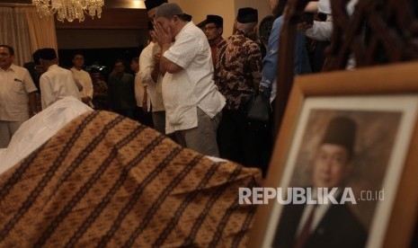 Keluarga beserta kerabat mendoakan Almarhum Mantan Menteri Agama Maftuh Basyuni di rumah duka, Jakarta, Selasa (20/9) malam