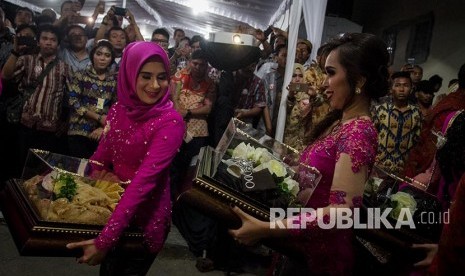 Keluarga Bobby Nasution membawa seserahan ketika akan memasuki kediaman Presiden Joko Widodo pada prosesi Midodareni Pernikahan Kahiyang Ayu-Bobby Nasution di Sumber, Solo, Jawa Tengah, Selasa (7/11). 