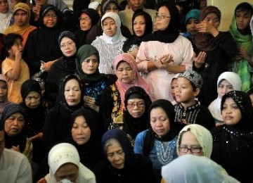 Keluarga dan kerabat berdoa di dekat jenazah KH Zainuddin MZ di rumah duka, kawasan Gandaria, Jakarta Selatan, Selasa (5/7).