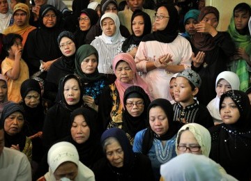 Keluarga dan kerabat berdoa di dekat jenazah KH Zainuddin MZ di rumah duka, kawasan Gandaria, Jakarta Selatan, Selasa (5/7). 