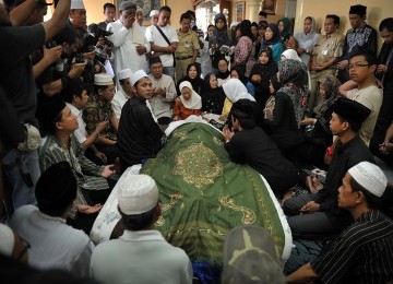 Keluarga dan kerabat berdoa di dekat jenazah KH Zainuddin MZ di rumah duka, kawasan Gandaria, Jakarta Selatan, Selasa (5/7). 