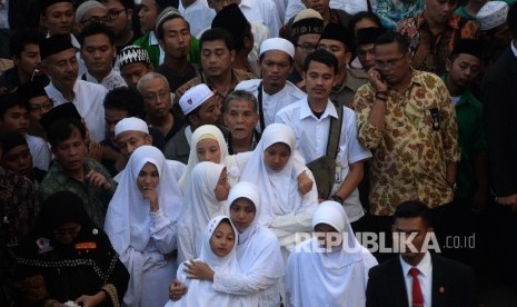  Keluarga dan kerabat hadir dalam proses pemakaman Almarhum KH. Hasyim Muzadi di komplek Pondok Pesantren Al-Hikam, Depok, Jabar, Kamis (16/3).