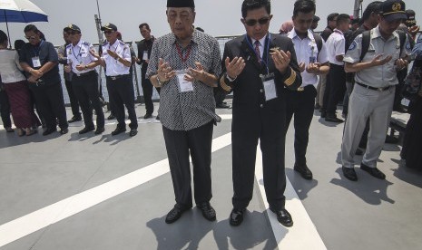 Keluarga dan kerabat korban mengikuti doa bersama dan tabur bunga di lokasi jatuhnya pesawat Lion Air JT 610 di perairan Tanjung Karawang, Jawa Barat, Selasa (6/11/2018). 