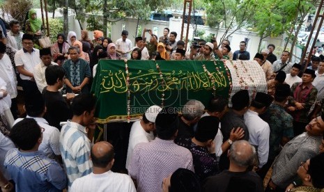 Keluarga dan kerabat membawa peti jenazah Wakil Ketua Umum Pengurus Besar Nahdlatul Ulama (PBNU) KH Slamet Effendy Yusuf di rumah duka, Cibubur, Bogor, Jabar, Kamis (3/12). 