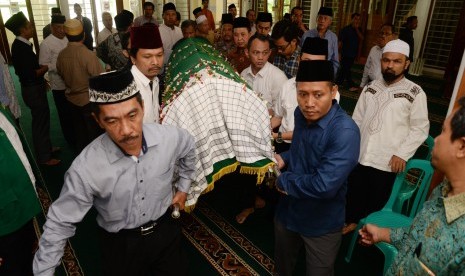 Keluarga dan kerabat membawa peti jenazah Wakil Ketua Umum Pengurus Besar Nahdlatul Ulama (PBNU) KH Slamet Effendy Yusuf di rumah duka, Cibubur, Bogor, Jabar, Kamis (3/12). 