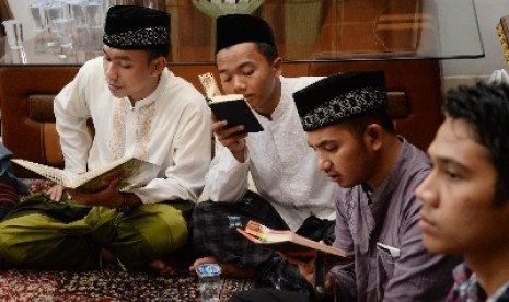 Keluarga dan kerabat mendoakan jenazah Wakil Ketua Umum Pengurus Besar Nahdlatul Ulama (PBNU) KH Slamet Effendy Yusuf di rumah duka, Cibubur, Bogor, Jabar, Kamis (3/12). 