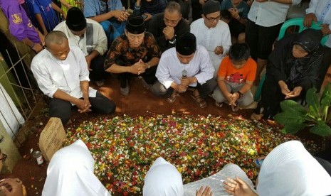 Keluarga dan kerabat mengantarkan wartawan Republika Damanhuri Zuhri di tempat peristirahatan terakhirnya di kawasan Parung, Bogor, Senin (2/1).