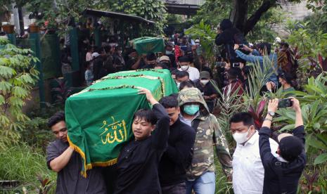 Keluarga dan kerabat mengusung peti jenazah almarhum Vanessa Angel dan suaminya Febri Andriansyah saat pemakaman di TPU Islam Malaka, Pesanggrahan, Jakarta, Jumat (5/11/2021). Vanessa Adzania alias Vanessa Angel dan suaminya Febri Andriansyah meninggal dunia dalam kecelakaan tunggal di ruas Tol Nganjuk, Jawa Timur pada Kamis (4/11/2021)