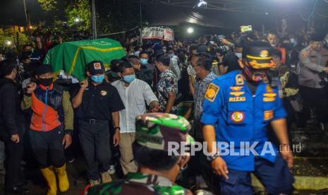 Keluarga dan kerabat mengusung peti jenazah almarhum Wali Kota Bandung Oded Mohamad Danial di Pemakaman Gunung Mbah Dalem, Jalan Lengkong, Kecamatan Tawang, Kota Tasikmalaya, Jawa Barat, Jumat (10/12/2021) malam WIB.