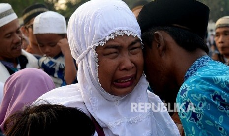 Keluarga dan kerabat menyambut kedatangan jamaah haji kloter 1 Debarkasi Jakarta Pondok Gede (JKG) di Asrama Haji Pondok Gede, Jakarta, Kamis (7/9).