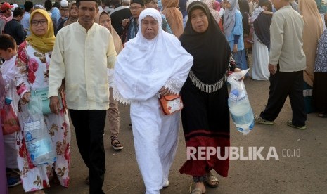 Keluarga dan kerabat menyambut kedatangan jamaah haji kloter 1 Debarkasi Jakarta Pondok Gede (JKG) di Asrama Haji Pondok Gede, Jakarta, Kamis (7/9).