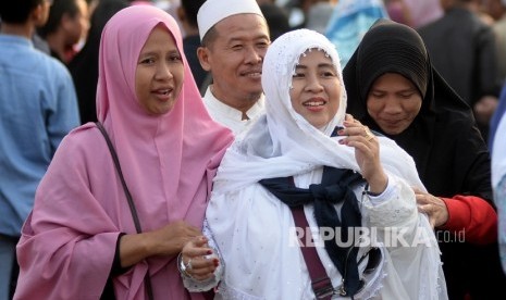 Keluarga dan kerabat menyambut kedatangan jamaah haji kloter 1 Debarkasi Jakarta Pondok Gede (JKG) di Asrama Haji Pondok Gede, Jakarta, Kamis (7/9). 