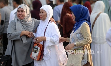 Keluarga dan kerabat menyambut kedatangan jamaah haji (Ilustrasi)