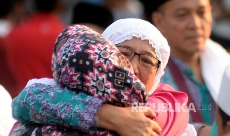 Keluarga dan kerabat menyambut kedatangan jamaah haji kloter 1 Debarkasi Jakarta Pondok Gede (JKG) di Asrama Haji Pondok Gede, Jakarta, Kamis (7/9).