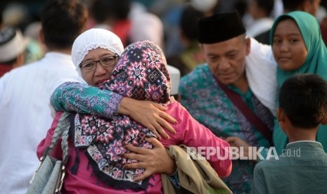 Keluarga dan kerabat menyambut kedatangan jamaah haji kloter 1 Debarkasi Jakarta Pondok Gede (JKG) di Asrama Haji Pondok Gede, Jakarta, Kamis (7/9). 