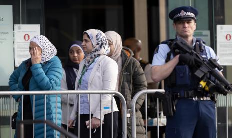  Keluarga dan korban penembakan di masjid Christchurch pada Maret 2019 meninggalkan Pengadilan Tinggi Christchurch setelah hari pertama hukuman dari warga Australia Brenton Harrison Tarrant, di Christchurch, Selandia Baru, Senin, 24 Agustus 2020. Tarrant mengaku bersalah atas 51 dakwaan. pembunuhan, 40 tuduhan percobaan pembunuhan dan satu tuduhan terorisme dalam kekejaman terburuk dalam sejarah modern bangsa.