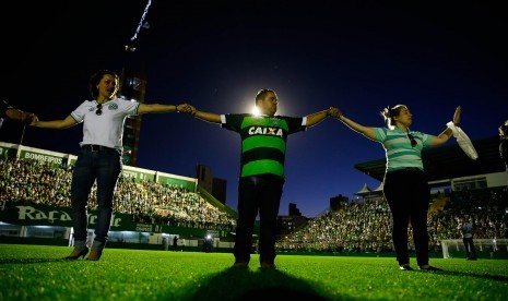 Keluarga dan rekan berkabung atas 'tragedi Chapecoense' di Arena Conda di Chapeco, Brasil, Selasa (29/11).