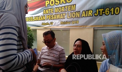 Keluarga dari korban jatuhnya pesawat Lion Air JT 610 mendatangi RS Polri untuk tes DNA di Rumah Sakit  Polri Jakarta pada Rabu (31/10) pagi.