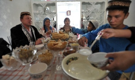 Keluarga etnis Muslim di kawasan Tacheng, Daerah Otonomi Xinjiang, Cina.