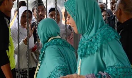 Keluarga jamaah haji melepas keberangkatan kerabat dan keluarganya di Asrama Haji Pondok Gede, Jakarta Timur sebelum bertolak menuju Tanah Suci. 