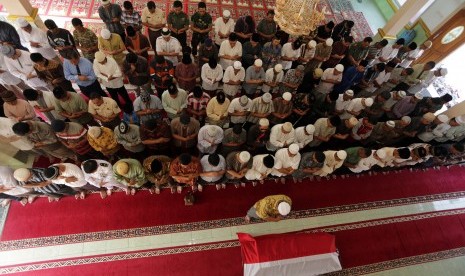 Keluarga, kerabat dan pelayat melakukan salat jenazah untuk awak pesawat Hercules C-130 Co Pilot Letda Pnb Dian Sukma Pasaribu di Masjid Akbar Kalidoni, Palembang, Kamis (2/7).