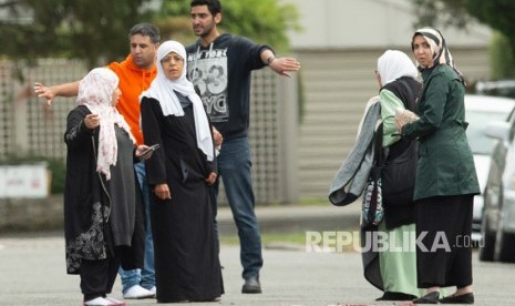  Keluarga korban berdiri di luar masjid  setelah penembakan yang mengakibatkan banyak kematian dan cedera di Masjid Al Noor di Deans Avenue di Christchurch, Selandia Baru, (15/3 2019). 