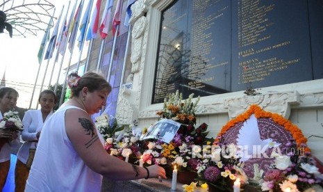 Negara bertanggung jawab atas perlindungan korban terorisme. Foto Keluarga korban bom Bali menyalakan lilin saat peringatan 17 tahun tragedi bom Bali di Monumen Bom Bali, Legian, Kuta, Bali, Sabtu (12/10/2019)