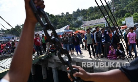 Keluarga korban dan warga menanti kabar hasil operasi SAR tenggelamnya KM Sinar Bangun di Danau Toba, Sumatera Utara, Rabu (27/6).