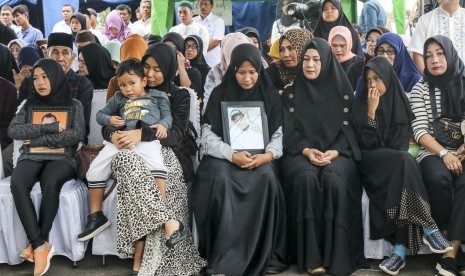 Keluarga korban jatuhnya pesawat Lion Air JT 610 menunggu kedatangan peti jenazah di terminal cargo Bandara Depati Amir, Pangkalpinang, Kepulauan Bangka Belitung. 